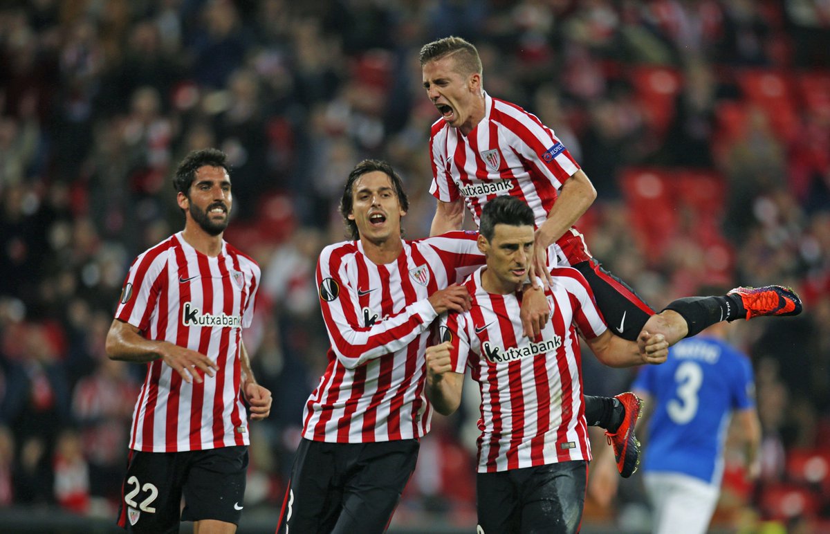 Aduriz celebra uno de sus cinco goles ante el Genk