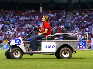 El coche de IMQ sale al campo para recoger a un jugador