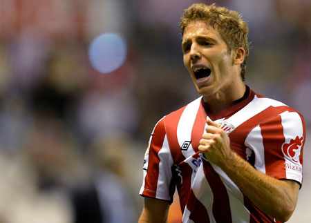 Iker Muniain durante un lance de un partido en San Mamés