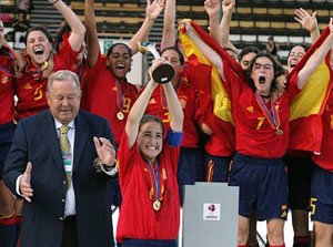 Iraia levanta la copa tras proclamarse Campeona de Europa sub-19