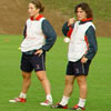 Irantzu y Eli estirando durante un entrenamiento