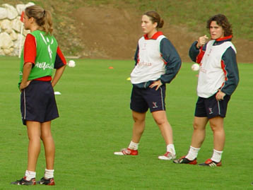 Irantzu y Eli estirando durante un entrenamiento
