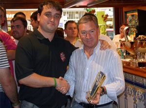 Javier Clemente recibe el 1er Trofeo Itzalan de manos de Asier, presidente de la Peña Itzalan Taldea