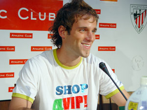 Jonan García durante la rueda de prensa ofrecida en Ibigane