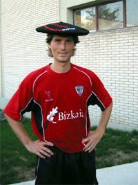 Julen con la Txapela tras ganar el Gran Hermano rojiblanco 2003