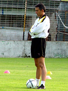 Kike Liñero sigue atentamente un entrenamiento de sus pupilos