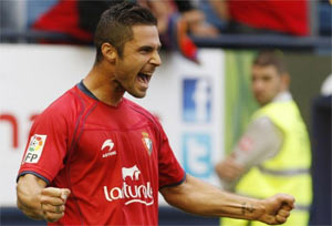 Kike Sola celebrando un gol con Osasuna