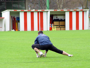 Lafuente realiza ejercicios de estiramiento en Lezama