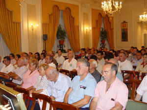 Los peñistas que se acercaron al Carlton llenaron la sala para escuchar las propuestas