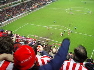 La afición del Athletic vibrando con el 1-7 en Lieja