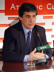 Txema Noriega durante una rueda de prensa ofrecida en Ibaigane