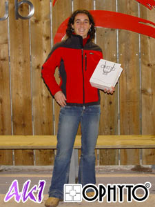Itziar posa junto al lote de productos Ophyto