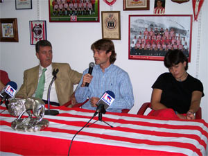 Julen Guerrero rodeado por Lanzagorta y Lorena en un momento del homenaje en Zalla