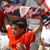 Un niño alza su bufanda celebrando la victoria del Athletic.