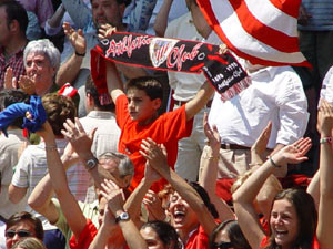 Un niño alza su bufanda celebrando la victoria del Athletic.