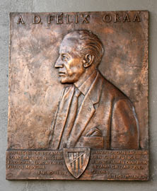 Placa en homenaje a Félix Oraa fundador de las instalaciones de Lezama