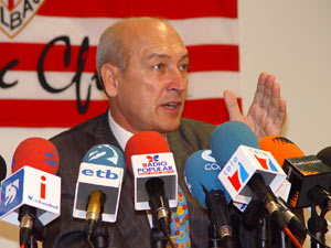 José Alberto Pradera dando explicaciones en la rueda de prensa