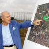 José Alberto Pradera muestra a los medios una foto aerea del terreno para la futura ciudad deportiva