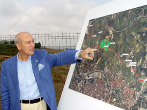José Alberto Pradera muestra a los medios una foto aerea del terreno para la futura ciudad deportiva