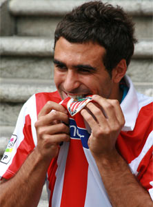 Mikel Balenciaga posando el día de su presentación