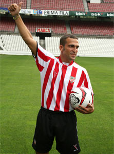 David Cuellar saludando a los aficionados que se dieron cita en San Mamés el día de su presentación
