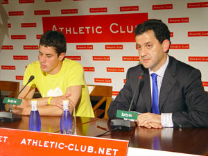 Del Horno y Lamikiz durante la rueda de prensa en la que han anunciado que Asier marcha al Chelsea