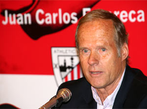 Horst Wein en plena rueda de prensa presentando su revolucionario proyecto para el fútbol base