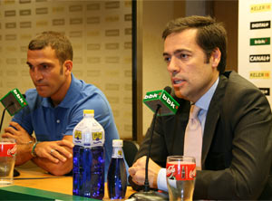 Fernando GarcÃa Macua presentando a David Cuellar en la sala de prensa de San Mamés
