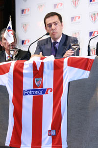 Fernando GarcÃa Macua durante la presentación de la firma con Petronor