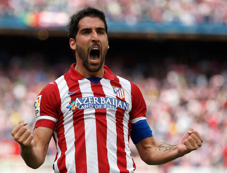 Raúl García nuevo jugador del Athletic durante un lance con el Atlético de Madrid