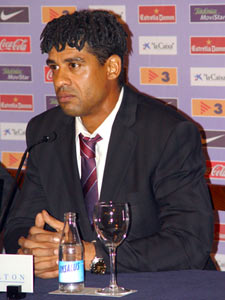Frank Rijkaard durante la rueda de prensa ofrecida en el Hotel Carton a su llegada a Bilbao