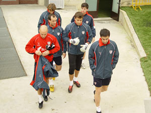 Varios jugadores salen a entrenar