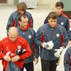 Varios jugadores salen a entrenar