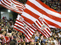 Banderas en el fondo Sur de San Mamés