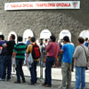 Los aficionados haciendo cola en las taquillas de San Mamés