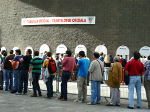 Los aficionados haciendo cola en las taquillas de San Mamés