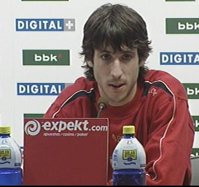 Tiko responde a los medios durante una rueda de prensa en Lezama