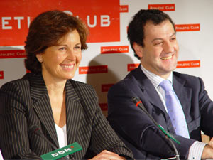 Consuelo Crespo, presidenta de Unicef Euskadi, junto a Lamikiz durante la rueda de prensa