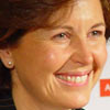 Consuelo Crespo, presidenta de Unicef Euskadi, junto a Lamikiz durante la rueda de prensa