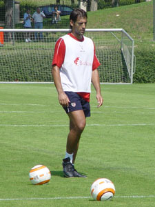Urzaiz se dispone a recoger los balones tras un entrenamiento