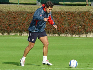 Urzaiz chutando a puerta durante un entrenamiento en Lezama