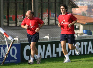 Ustaritz correteando junto a Sabino Padilla en Lezama
