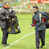 Valverde y Aspiazu recogen los balones tras un entrenamiento