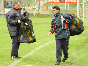 Valverde y Aspiazu recogen los balones tras un entrenamiento