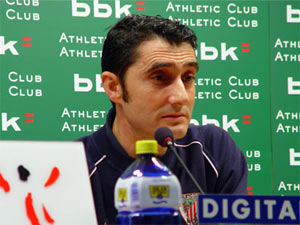 Ernesto Valverde durante la rueda de prensa ofrecida en Lezama tras el entrenamiento