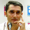 Ernesto Valverde permanece atento a la pregunta formulada por un periodista