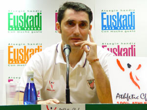 Ernesto Valverde permanece atento a la pregunta formulada por un periodista