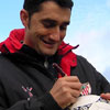 Valverde firmando un balón en Lezama