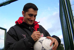 Valverde firmando un balón en Lezama