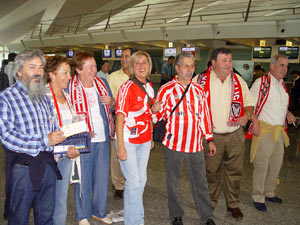 Algunos de los 24 aficionados que acompañan al Athletic en su viaje a Turquía